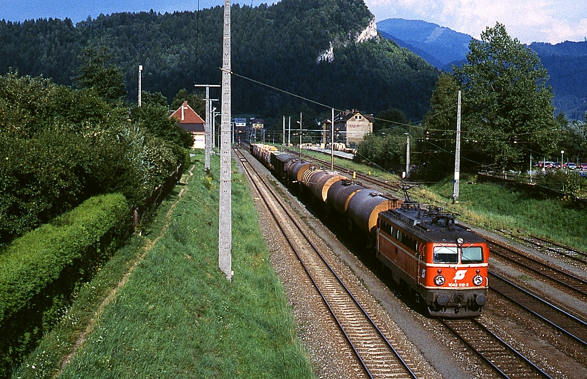 Im September 1997 durchfährt 1042 512-2 mit einem Güterzug den Bahnhof Leoben-Hinterberg. Ein Jahr später wurde die Strecke zwischen Leoben-Göss und St. Michael nach der Eröffnung des Galgenbergtunnels stillgelegt.