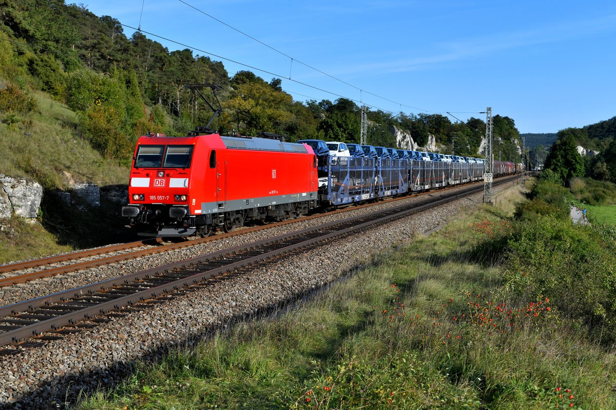Im September 2019 nahmen einige Güterzüge aufgrund von Bauarbeiten zwischen Regensburg und Nürnberg den Weg über das Donau- und Altmühltal. So z.B. am 19. September 2019, als 185 057 mit einem umgeleiteten gemischten Güterzug bei Hagenacker im Altmühltal aufgenommen werden konnte. Das Ladegut in Form von fabrikneuen BMWs aus dem Werk Regensburg verriet die Abweichung vom Regelweg.