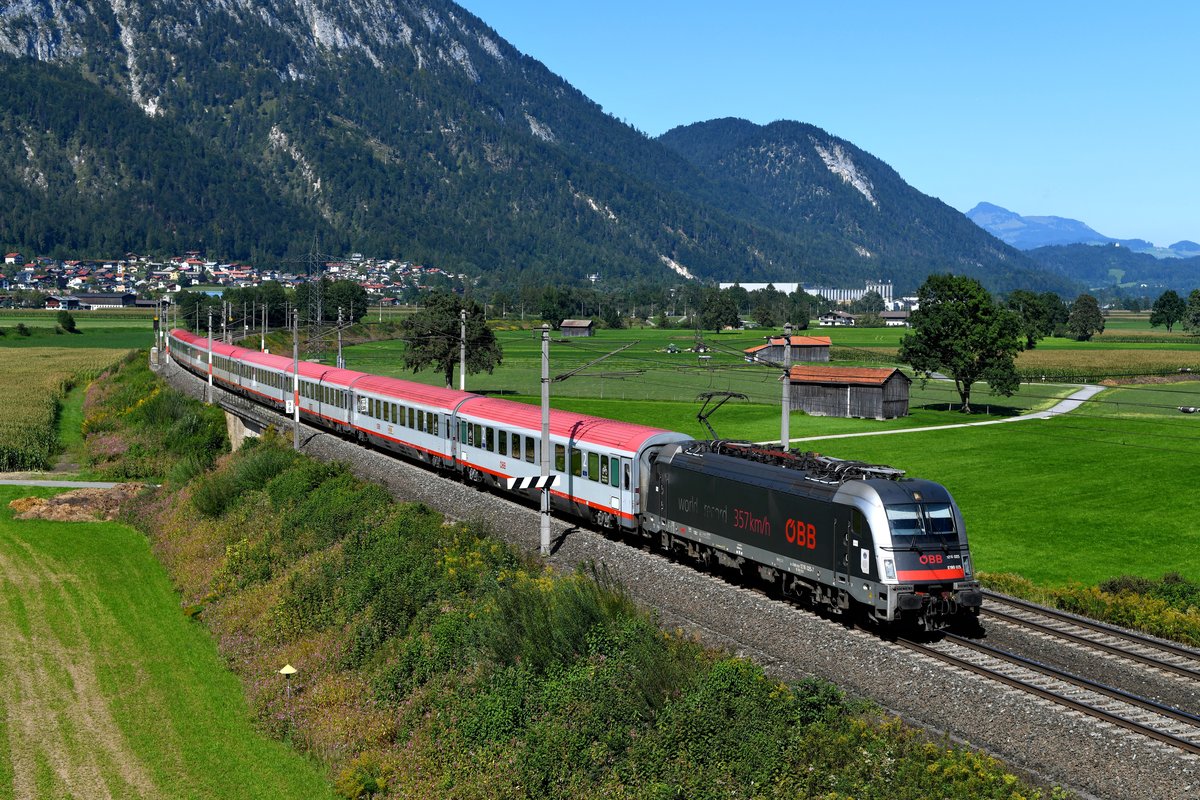 Im September diesen Jahres war der Weltrekord-Taurus länger im Brenner-EC-Umlauf eingesetzt. Am 13. September 2019 nutzte ich die Gelegenheit und nahm die 1216.025 vor dem EC 89 nach Bologna Centrale bei Langkampfen im unteren Inntal auf. Der Spätsommer zeigte sich an diesem Tage von seiner besten Seite. 