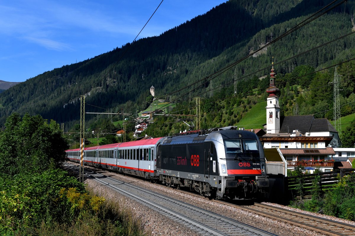 Im September diesen Jahres war der Weltrekord-Taurus länger im Brenner-EC-Umlauf eingesetzt. Am 16. September 2019 nutzte ich die Gelegenheit und nahm die 1216.025 vor dem EC 89 auf der Brenner Südrampe bei Ried im Eisacktal auf. Der Spätsommer zeigte sich an diesem Tage von seiner besten Seite. 