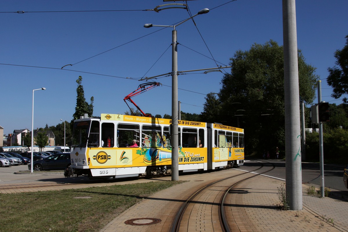 Im Shuttle-Verkehr zwischen dem ob. Bf und dem Bh Wiesenstraße war am 06.09.2013, zur Vorstellung der neuen Straßenbahnzüge für Plauen, der mit Eigenwerbung der PSB versehene Tw 216 (ČKD, Bauj. 1983) eingesetzt, hier bei Einfahrt in den Bh.