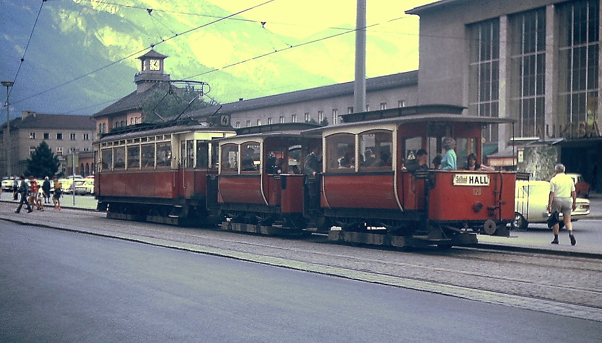 Im Sommer 1970 steht ein Zug der Lokalbahn nach Bad Hall abfahrbereit vor dem Innsbrucker Hauptbahnhof, an der Spitze ein  Haller Triebwagen . Leider wurde die Linie 4 1974 durch einen Bus ersetzt.