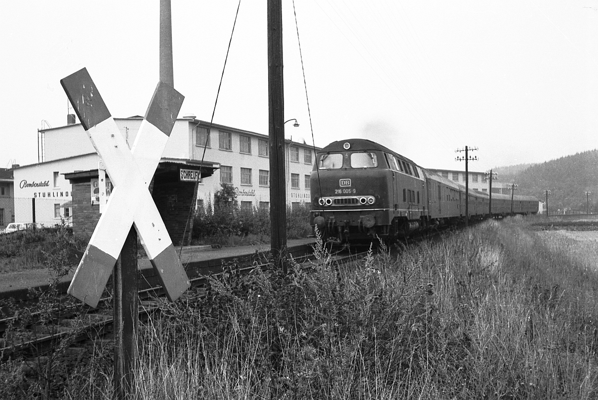 Im Sommer 1974 waren leihweise 2 Vorserien 216 vom BW Hamburg-Altona beim BW Kassel eingesetzt (005 und 007) und kamen auch auf der Strecke Marburg-Korbach zum Einsatz. 216 005 durchfährt mit E 1762 Bremen-Frankfurt den mit der Wiedereröffnung der Strecke Frankenberg-Korbach aufgelassenen Hp. Schreufa. Ich finde, dass die  Seltenheit der Aufnahme(n) dieser Serie es Wert ist, über einige Qualitätsmängel hinweg zu sehen. 