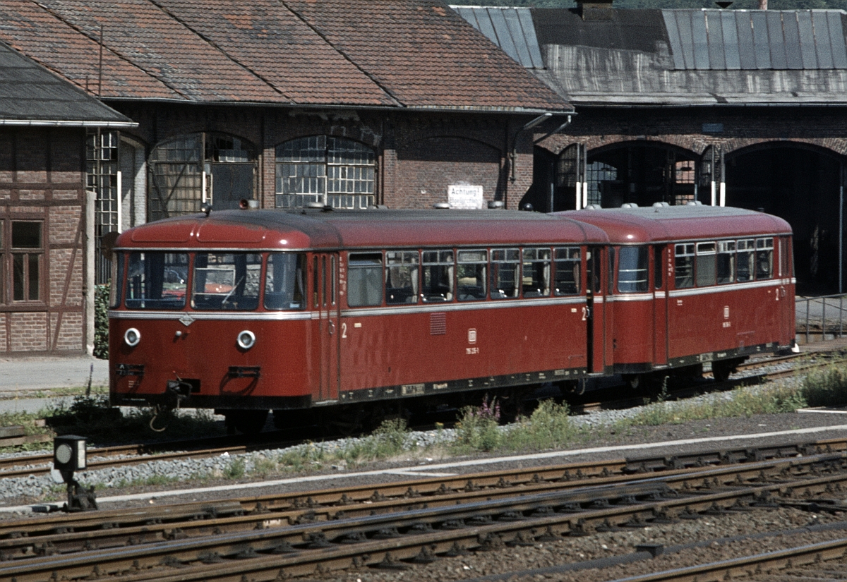 Im Sommer 1978 wartet 795 235 vom BW Marburg im ehemaligen BW Frankenberg mit seinem Beiwagen auf den nächsten Einsatz, vermutlich nach Berleburg. Charakteristisch für einige frühe 795 waren die  zugekleisterten  Sonnenblenden und die als drittes Spitzenlicht aufgesetzte  Fahrradlampe .