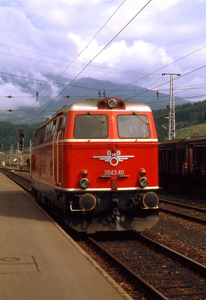 Im Sommer 1979 besass 2043.40 noch das alte (schöne) ÖBB-Emblem. Die Aufnahme entstand im Bahnhof Spittal-Millstättersee