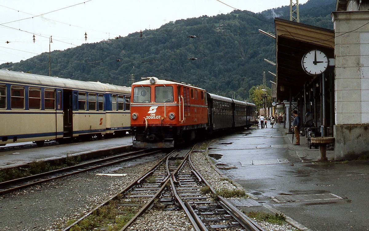 Im Sommer 1982, als diese Aufnahme der 2095.07 im Bahnhof Bregenz entstand, verkehrte die Bregezerwaldbahn nur noch zwischen Bregenz und Kennelbach, das Reststück nach Bezau war wegen Hangrutschen bereits zwei Jahre stillgelegt. Der Restbetrieb hielt sich noch bis 1983. Der Bahnhof präsentiert sich heute völlig verändert, an die Schmalspurbahn erinnert nichts mehr.