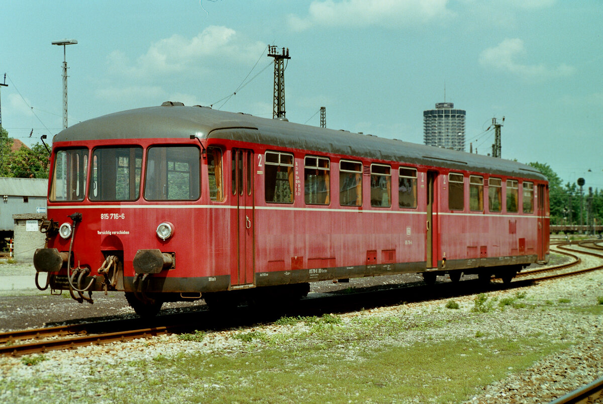 Im Sommer 1984 fand ich den ziemlich ungepflegten DB-Akkuzug 815 716-6 auf dem Areal des Bw Augsburg