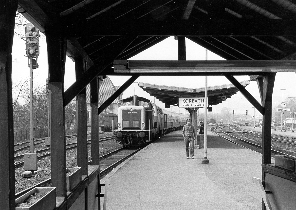 Im Sommer 1985 endete D 2829 aus Amsterdam wegen Streckenruhe zwischen Korbach und Bad Wildungen samstags bereits in Korbach, erhielt umlaufbedingt eine Gießener 213 als Vorspann und fuhr als Nahverkehrszug nach Marburg. Hier steht die  Fuhre  mit 213 336 und 216 210 abfahrbereit in Korbach.