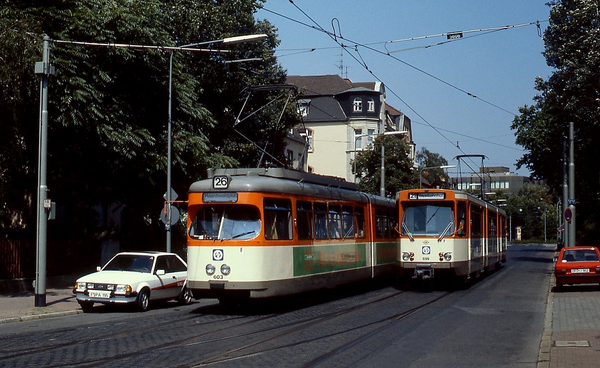 Im Sommer 1986 begegnen sich der M 603 als Linie 26 zum Haardtwaldplatz und der P 690, der als Linie 21 zum Westbahnhof fährt