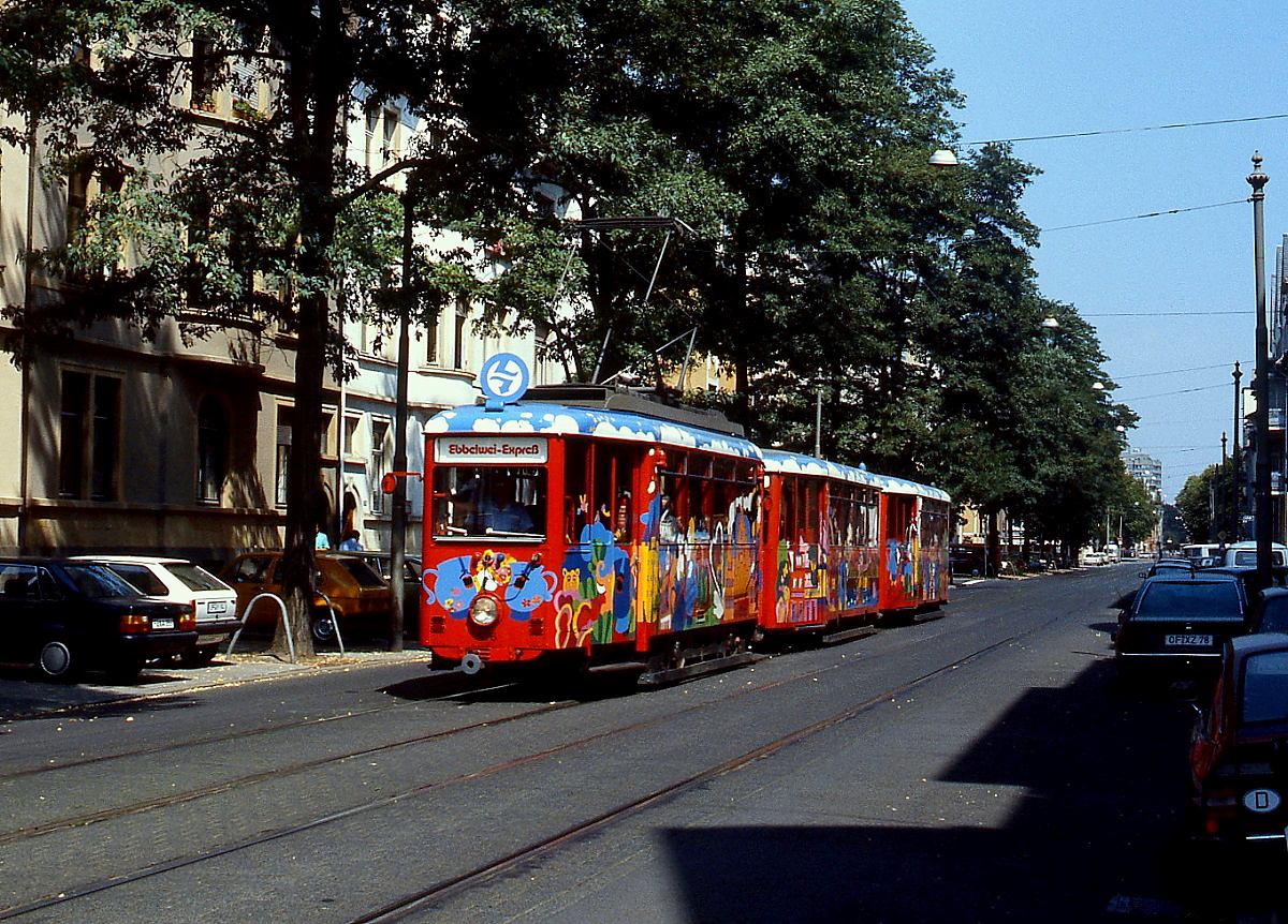 Im Sommer 1986 ist der Frankfurter K 706 mit dem Ebbelwei-Expreß in Richtung Südbahnhof unterwegs