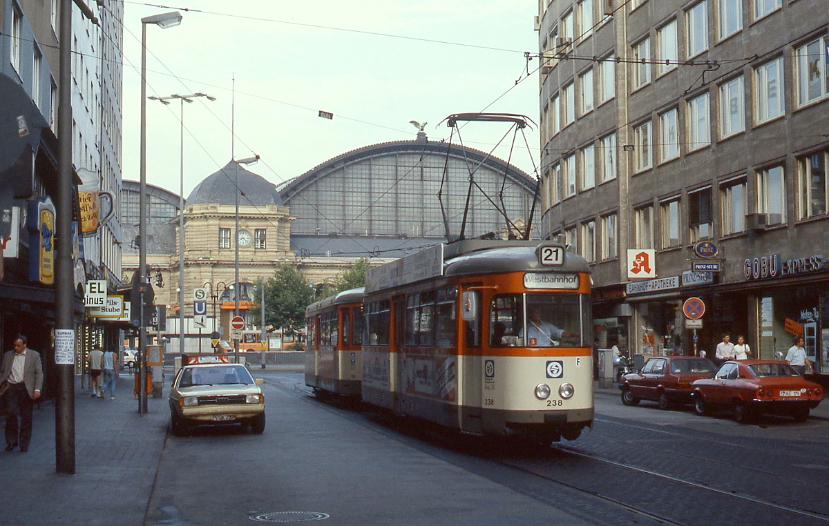 Im Sommer 1986 ist der L 238 auf der Münchener Straße als Linie 21 in Richtung Westbahnhof unterwegs, im Hintergrund der Frankurter Hauptbahnhof














