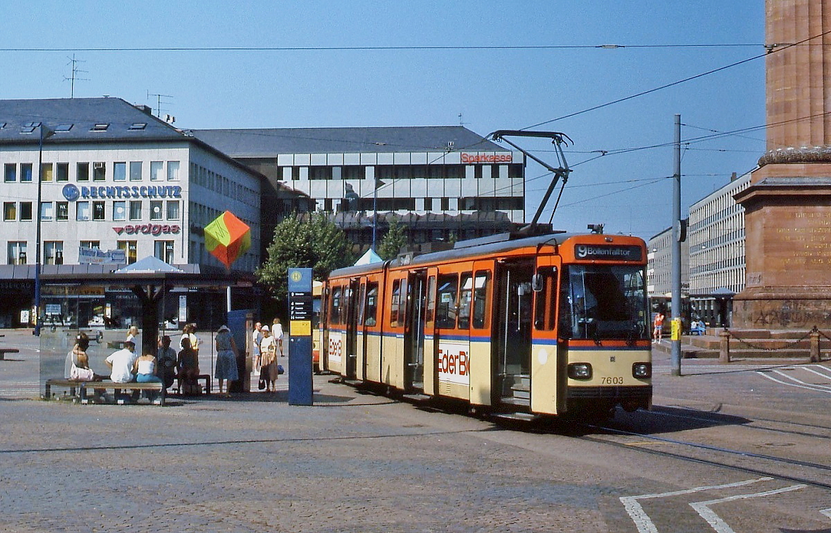 Im Sommer 1986 steht Tw 7603 der Straßenbahn Darmstadt als Linie 9 abfahrbereit am Luisenplatz in Richtung Böllenfalltor, der Triebwagen wurde inzwischen nach Iasi/Rumänien abgegeben