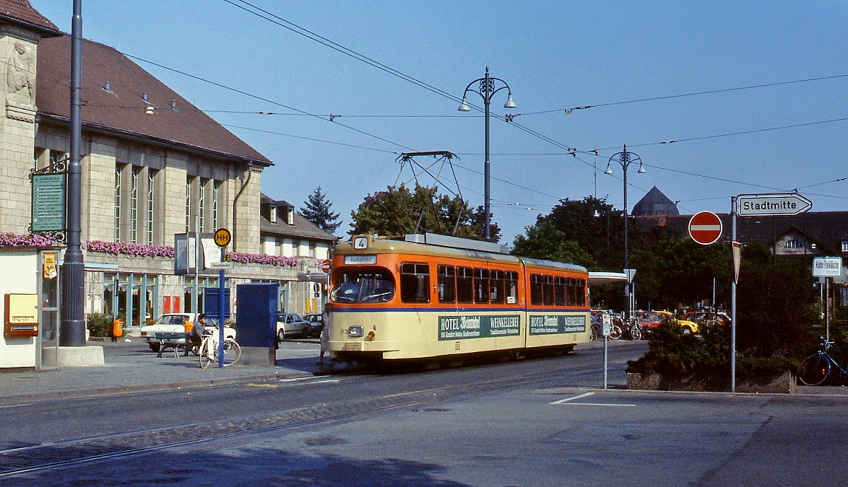 Im Sommer 1986 wartet der Tw 91 der Straßenbahn Darmstadt am Hauptbahnhof auf Fahrgäste in Richtung Ostbahnhof, das Fahrzeug wurde 1998 nach Iasi/Rumänien abgegeben und dort 2013 verschrottet