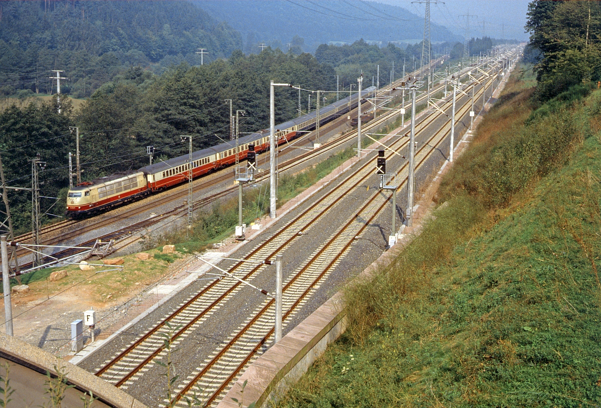 Im Sommer 1987 war die SFS zwischen Burgsinn Bbf und der Gleiswechselstelle Hohe Wart bereits für diverse Versuchsfahrten in Betrieb, während die Regelzüge noch die alte Strecke benutzen mussten.  