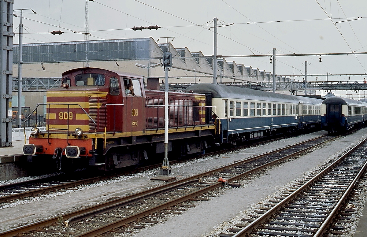 Im Sommer 1988 rangiert CFL 909 mit einigen DB-Wagen im Hauptbahnhof Luxemburg. Diese Maschinen sind baugleich mit der Reihe 63000 der SNCF.