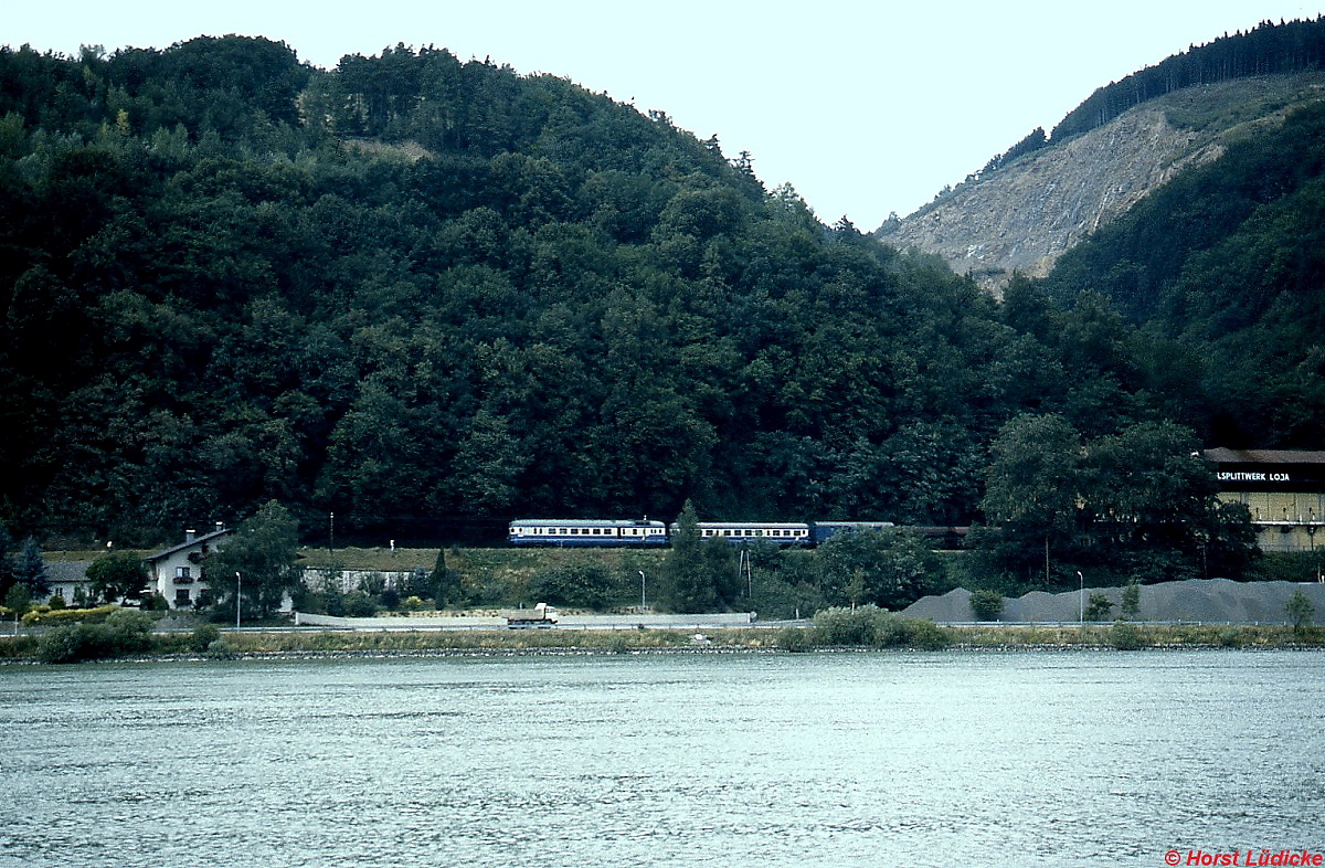 Im Sommer 1991 ist ein 5046 auf der Wachauerbahn zwischen Marbach-Maria Taferl und Persenbeug unterwegs. Ein Zufallsfoto vom anderen Donauufer, denn eigentlich war ich dort, um Fotos von der Westbahnstrecke bei Susenstein zu machen.