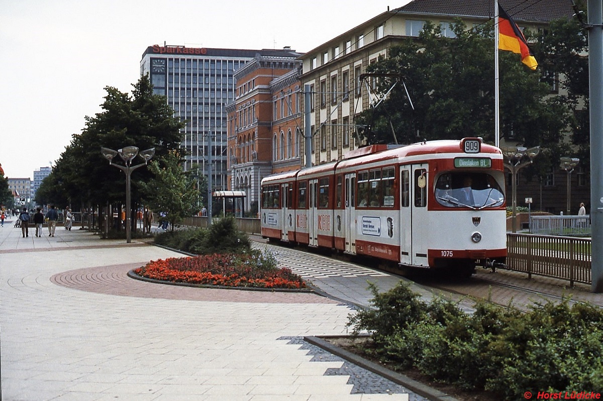 Im Sommer 1991 fhrt Tw 1075 auf der Duisburger Knigstrasse nach Dinslaken. Seit 1992 verkehren auch hier die Bahnen unterirdisch.
