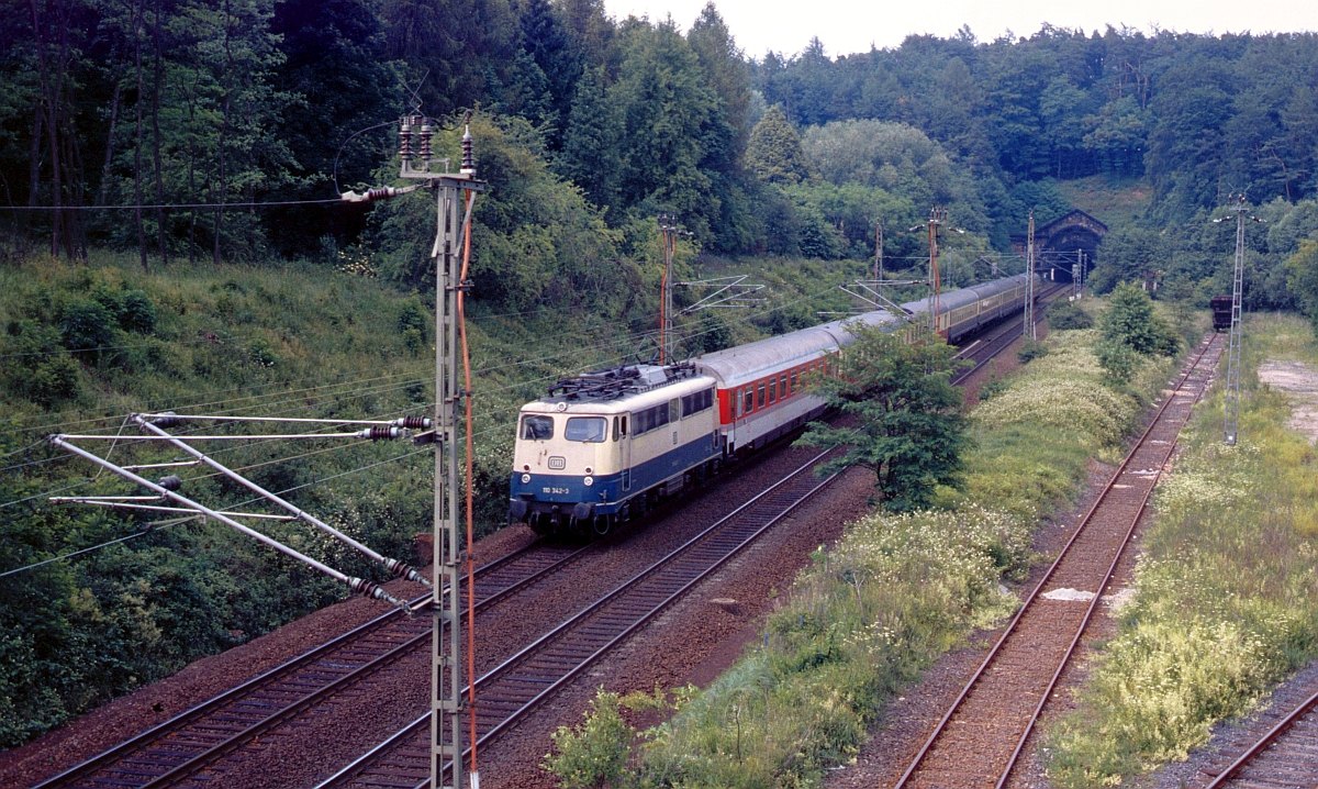 Im Sommer 1991 war der Umbau des Schlüchterner Tunnel noch in weiter Ferne. 110 342 mit einem IC Leipzig-Frankfurt.