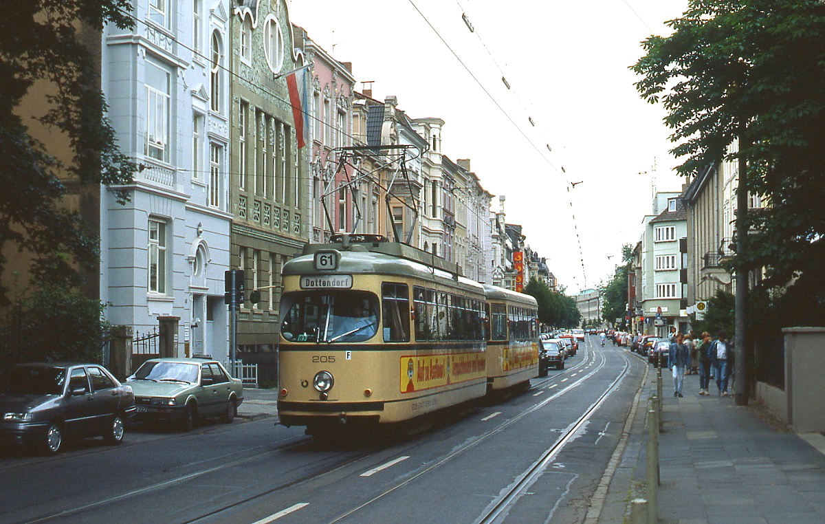 Im Sommer 1992 fährt Tw 205 als Linie 61 nach Dottendorf durch die Bonner Innenstadt
