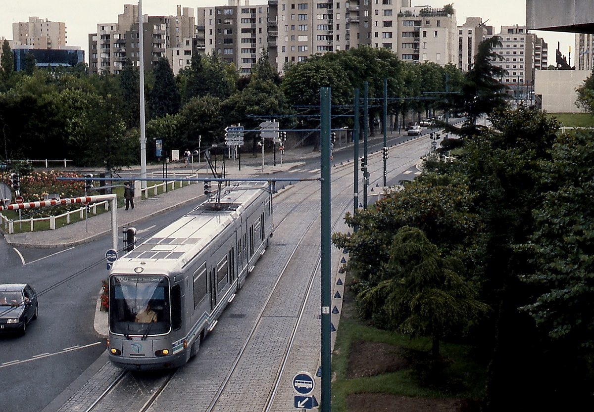 Im Sommer 1993 erreicht ein Tw der Straßenbahn der Ile de France die Haltestelle Hotel de Ville de Bobigny