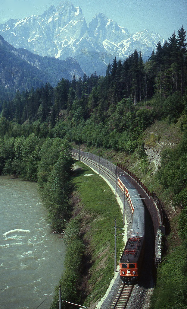 Im Sommer 1995 fährt eine unbekannte 1141 mit einem Regionalzug durch das Gesäuse