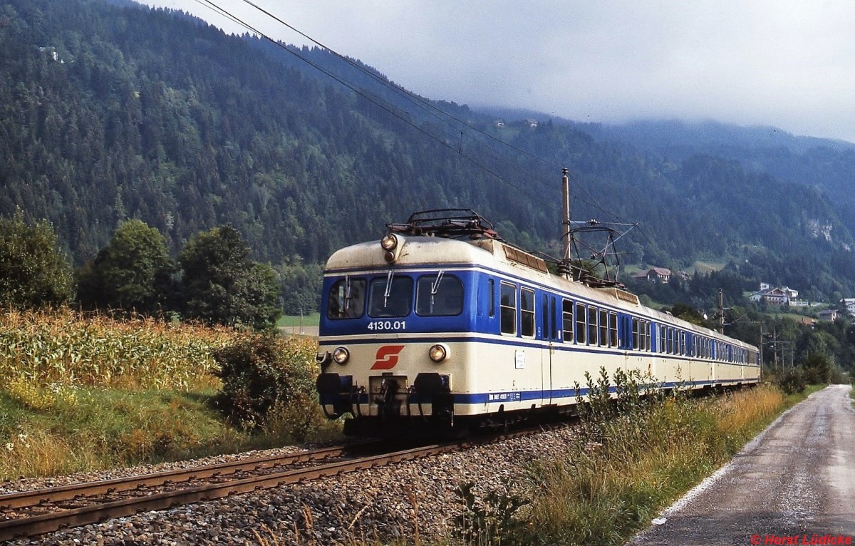 Im Sommer 1996 ist der frhere  Transalpin  4130.01 bei Bodensdorf am Ossiacher See als Regionalzug unterwegs