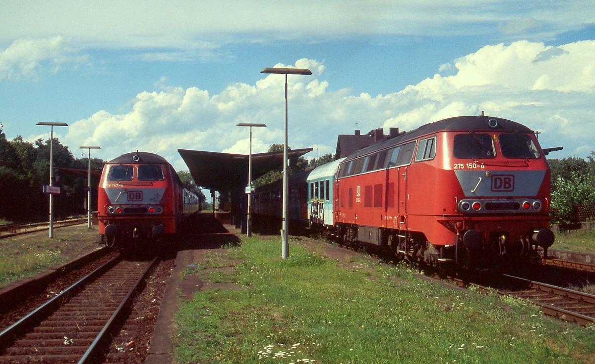 Im Sommer 1999 treffen sich 215 147-6 und 215 150-4 im Bahnhof Wiebelsbach-Heubach