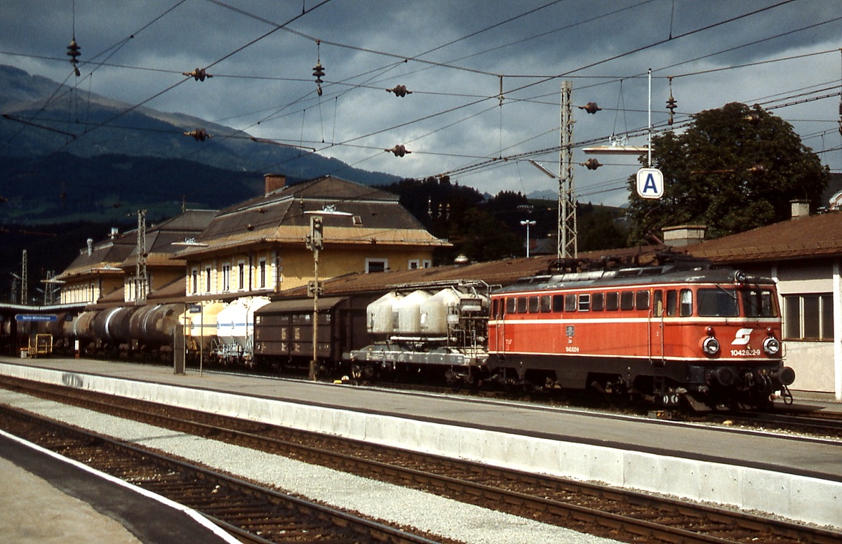 Im Sommer 2000 verläßt 1042 622-9 mit einem Güterzug den Bahnhof Spittal/Millstättersee