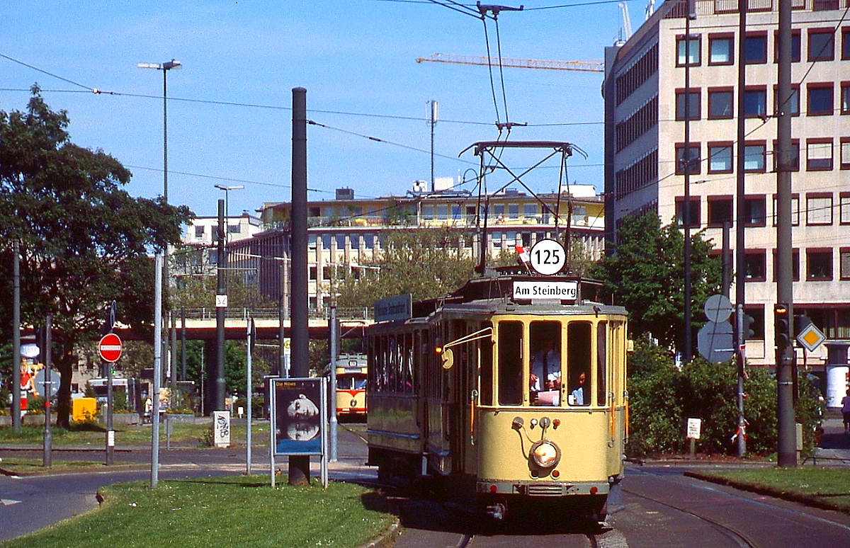 Im Sommer 2001 feierte die Rheinbahn das 125-jährige Bestehen der Düsseldorfer Straßenbahn (1876 nahm die erste Pferdebahn ihren Betrieb auf) mit Sonderfahrten verschiedener Museumsfahrzeuge zwischen dem Jan-Wellem-Platz und dem Betriebshof Am Steinberg. Hier verlässt der 1928 in Dienst gestellte Tw 954 den Jan-Wellem-Platz.