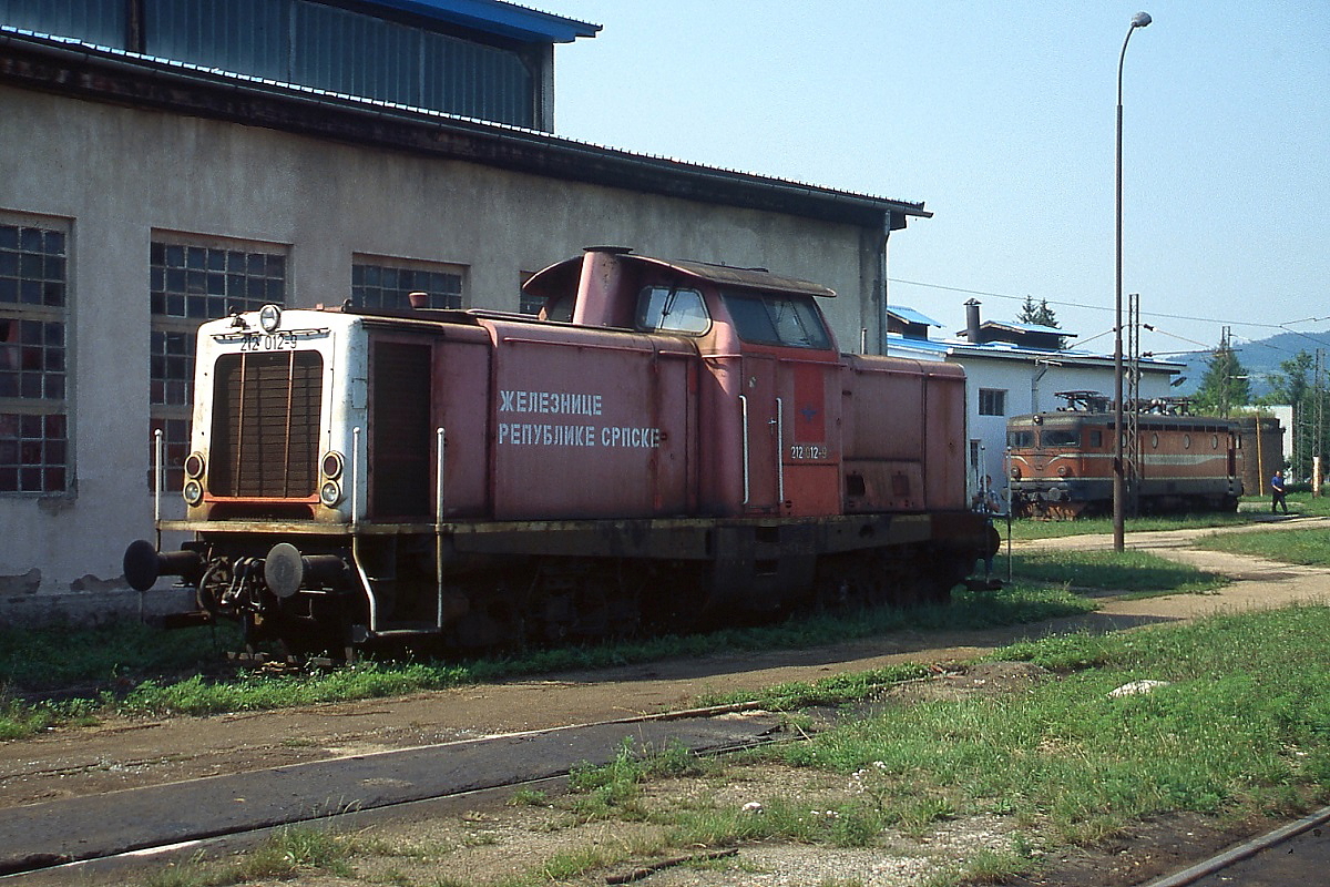 Im Sommer 2005 ist die ex-DB 212 012-9 im Depot Doboj der ZSR abgestellt. Die Lok wurde 1998 nach Bosnien verkauft. Bis auf die neue Eigentumsbeschriftung scheint sich am äußeren Erscheinungsbild nicht geändert zu haben.