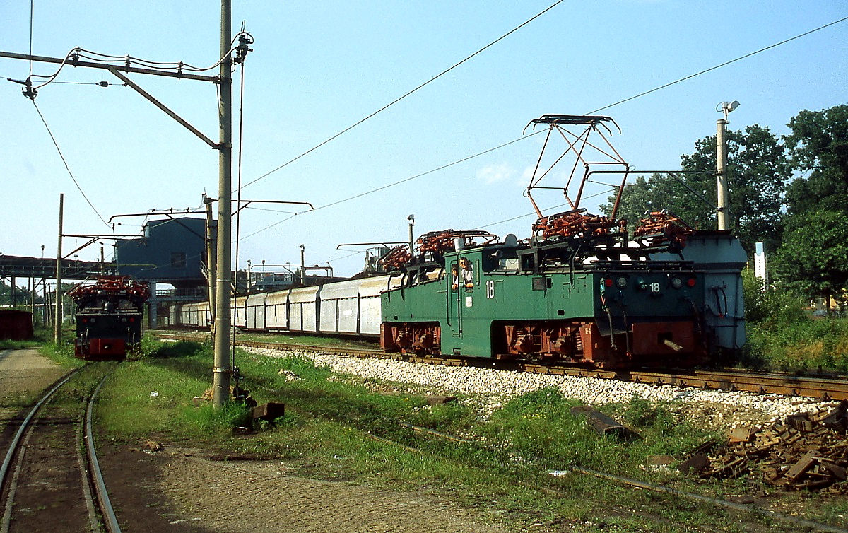 Im Sommer 2005 rangiert Lok 18 des Kohlebergwerkes Kolubara (Typ EL 3 LEW Hennigsdorf) im Werkbahnhof Vreoci