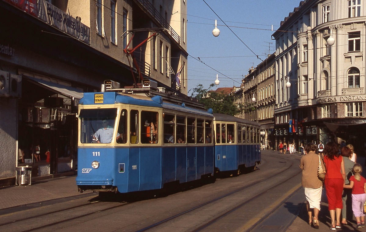 Im Sommer 2005 setzte die Straßenbahn Zagreb noch einige der in den 1950er Jahren gebauten Zweiachser der Baureihe TMK 101 ein, hier Tw 111 mit vierachsigem Beiwagen