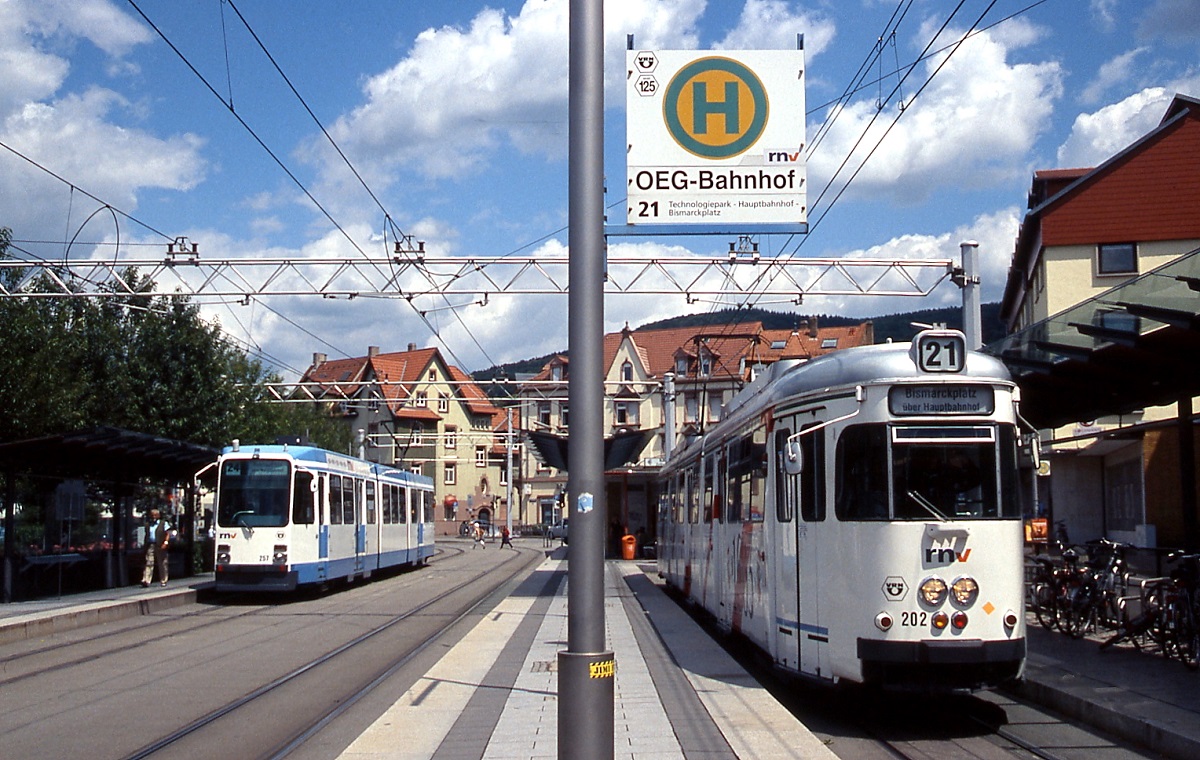 Im Sommer 2009 treffen sich die Tw 202 und 257 der inzwischen zum RNV gehörenden Heidelberger Straßenbahn an der Haltestelle OEG-Bahnhof
