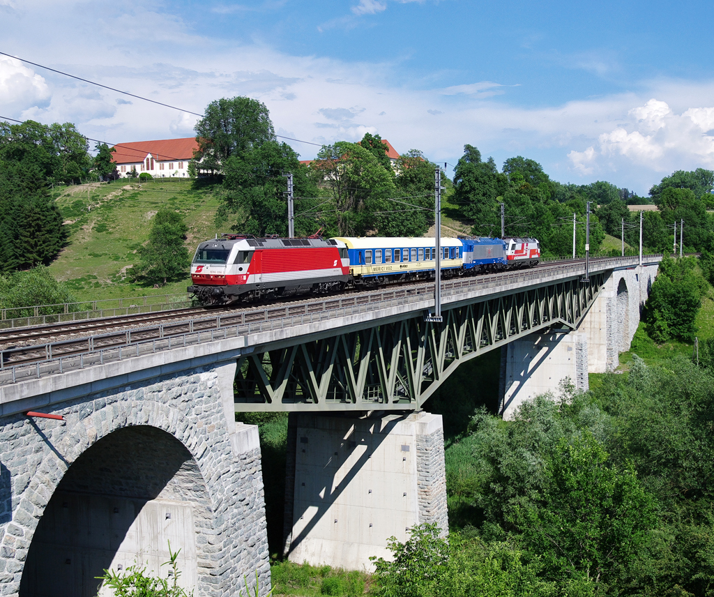 Im Sommer 2011 wurde die damals sehr neue Skoda 109E in der CD Ausführung auf österreichischen Gleisen erprobt.  Am 31.05. erwischte ich den von der 1014 014 sowie der CD 380 006 und der 1014 011 (Rail Cargo) bespannten Messzug SPROB 97709 von Neumarkt nach St Veit an der Glan auf dem   Taggenbrunner-Viadukt . 