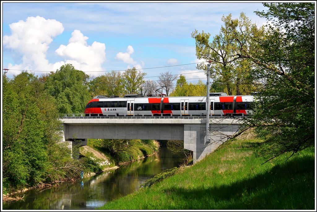 Im Sommer 2013 wurden zwischen St.Margrethen und Lustenau drei neue Brücken in Betrieb genommen. 1. die Bogenbrücke über die Autobahn N13 2. die Brücke über den Binnenkanal 3. die grosse Bogenbrücke mit den beiden Vorlandbrücken über den Rhein. Der Streckenverlauf ist einspurig. S3 5757 mit 4024 004-6 auf der Brücke über den Binnenkanal auf Schweizer Seite. (22.04.2014)