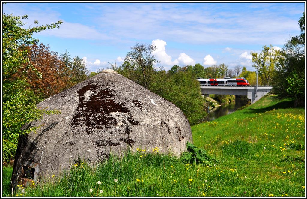 Im Sommer 2013 wurden zwischen St.Margrethen und Lustenau drei neue Brücken in Betrieb genommen. 1. die Bogenbrücke über die Autobahn N13 2. die Brücke über den Binnenkanal 3. die grosse Bogenbrücke mit den beiden Vorlandbrücken über den Rhein. Der Streckenverlauf ist einspurig. Die S3 5754 nach Bregenz überquert den Binnenkanal. Der Grenzverlauf wurde zur Zeit des 2.Weltkrieges durch solche Bunker gesichert. (22.04.2012)