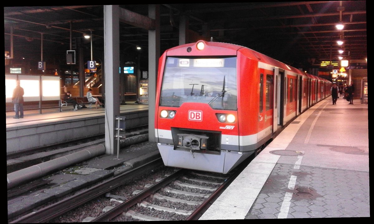 Im Sommer 2017 war ich auf dem Weg in den Urlaub nach Dänemark noch auf Verwandtenbesuch in Hamburg. Bei einer abendlichen Rundfahrt mit der U3 machte ich Zwischenhalt im Hauptbahnhof. Im S-Bahn Bereich stiess ich auf die S31, die von einer mir unbekannt gebliebenen 474er gebildet wurde.

Hamburg Hbf, 12.07.2017