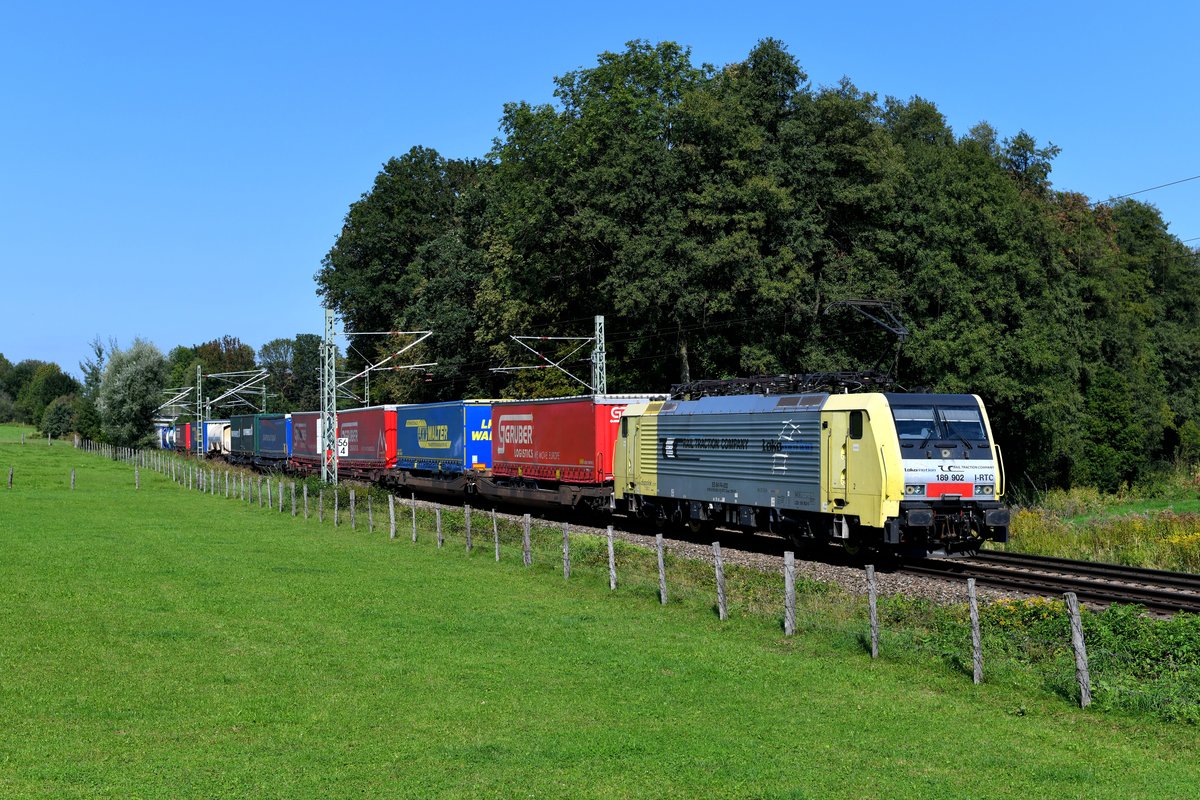Im Sommer 2018 war die Erneuerung der Oberleitung an der KBS 950 zwischen Ostermünchen und Rosenheim abgeschlossen. Höchste Zeit, der Strecke einen Besuch abzustatten und zu schauen, wie sich die neuen Masten auf die bekannten Fotostellen ausgewirkt haben, oder ob es gar neue Motivmöglichkeiten gibt. Nach wie vor problemlos umsetzbar ist nachmittags der Bü Vogl. Am 19. September 2018 konnte ich hier die 189 902 von Lokomotion mit dem DGS 43129 auf der Fahrt nach Verona Q.E. ablichten. 