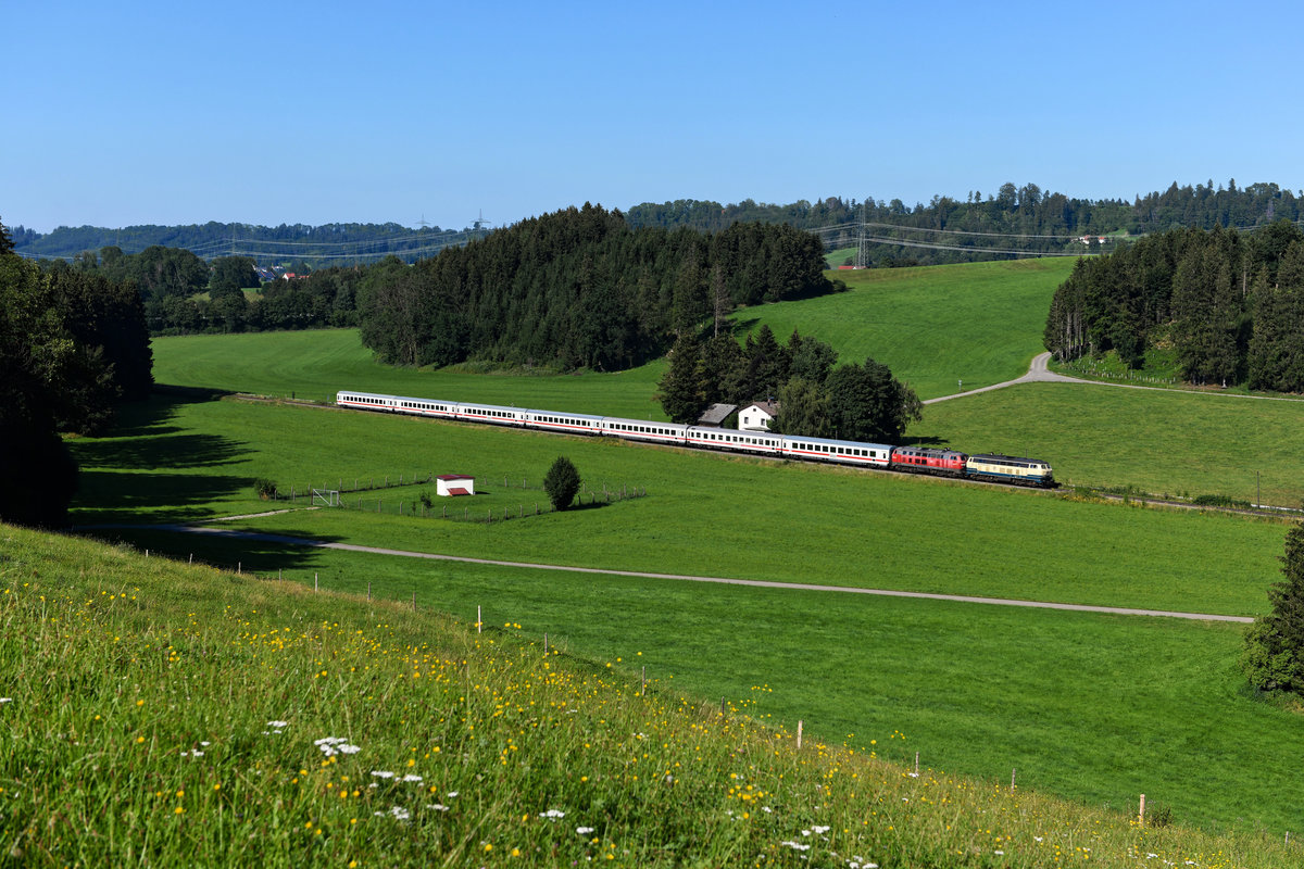Im Sommer 2020 war die 218 460 der Westfrankenbahn nach Ulm verliehen. Hier kam sie vor entweder vor RegionalExpress Zügen auf der Südbahn und im Donautal zum Einsatz, oder auch vor dem InterCity  Allgäu . Am 30. Juli 2020 beförderte  Conny  - so der Spitzname der ozeanblau-beigen Schönheit - gemeinsam mit 218 476 den IC 2013 nach Oberstdorf. Kurz hinter Bad Grönenbach konnte ich die Leistung aufnehmen. 