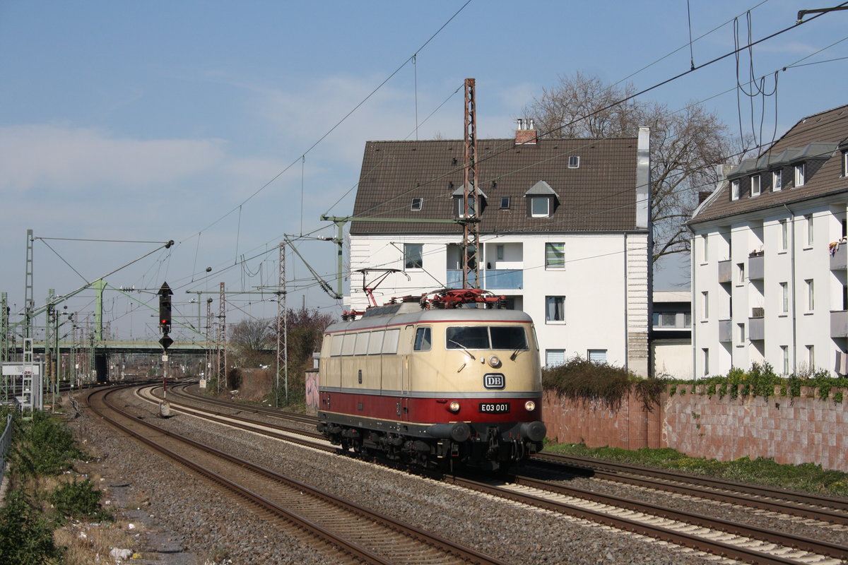 Im Sommer 2020 war das DB Museum mit E03 001 von Seelze nach Koblenz Lützel unterwegs, hier in Düsseldorf Derendorf.