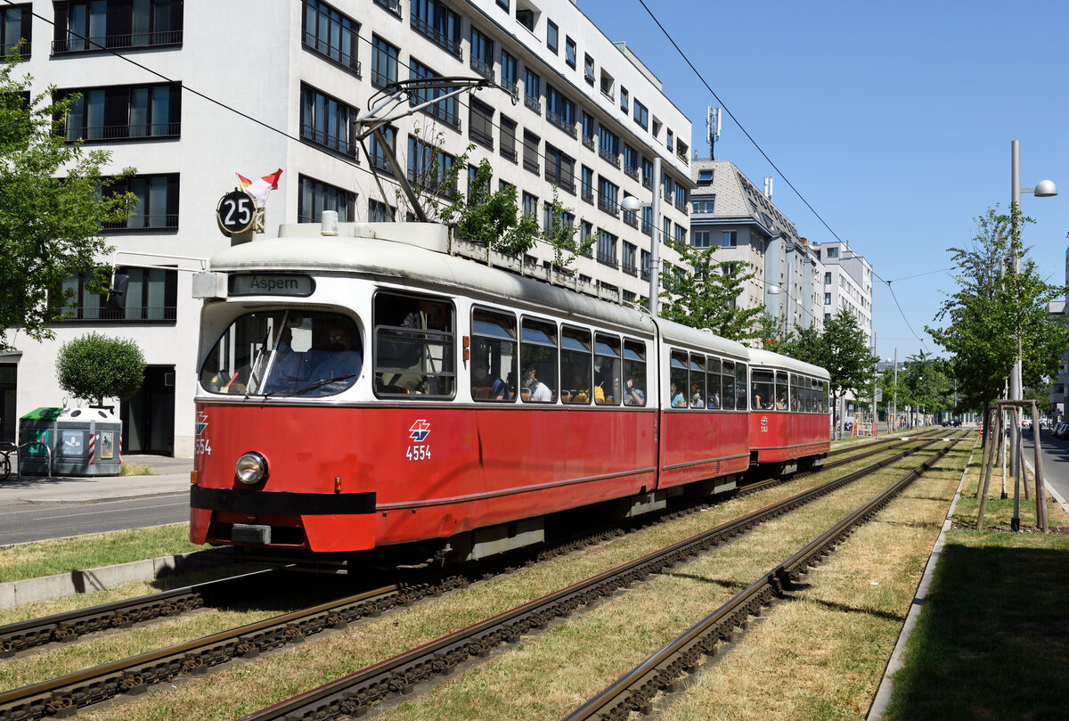 Im Sommer 2021 waren die altehrwürdigen E1 mit den Beiwagen c4 noch auf der Linie 25 nach Aspern im Einsatz, so auch am 17. Juni als mir der Triebwagen 4554 mit dem Beiwagen 1363 in der Tokiostraße vor die Linse fuhr.