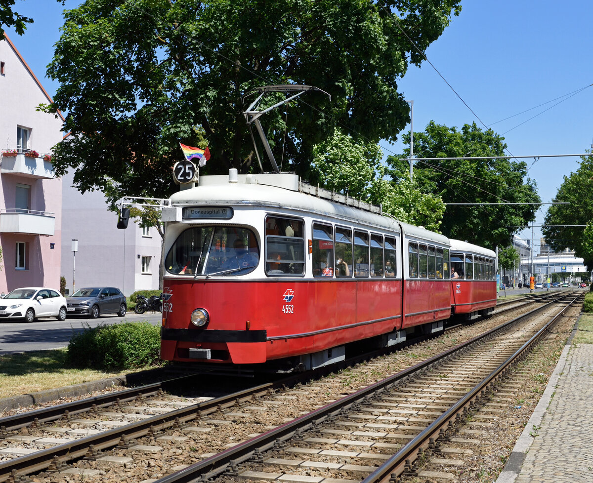 Im Sommer 2021 waren die altehrwürdigen E1 mit den Beiwagen c4 noch auf der Linie 25 nach Aspern im Einsatz, so auch am 17. Juni als mir der Triebwagen 4552 mit dem Beiwagen 1336 in der Wagramerstraße vor die Linse fuhr.