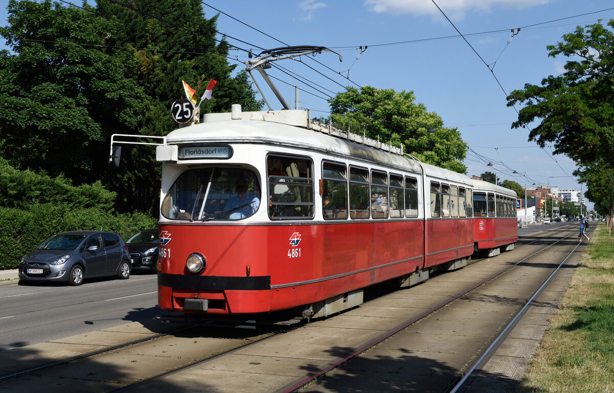Im Sommer 2021 waren die altehrwürdigen E1 mit den Beiwagen c4 noch auf der Linie 25 nach Aspern im Einsatz, so auch am 17. Juni als mir der Triebwagen 4861 mit dem Beiwagen 1354 in der Erzherzog Kar-Straße vor die Linse fuhr.