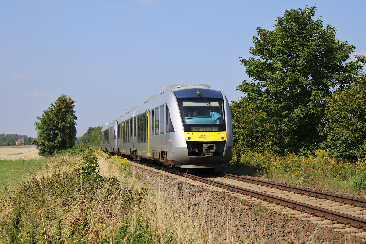 Im Sommer 2023 waren regelmäßig Lints der MRB als Ersatz auf dem RE6 zwischen Leipzig und Chemnitz unterwegs. 648 297 und 648 296 sind hier gerade zwischen Leipzig-Mölkau und Leipzig-Holzhausen auf dem Weg in Richtung Chemnitz Hbf. (18.08.2023)
