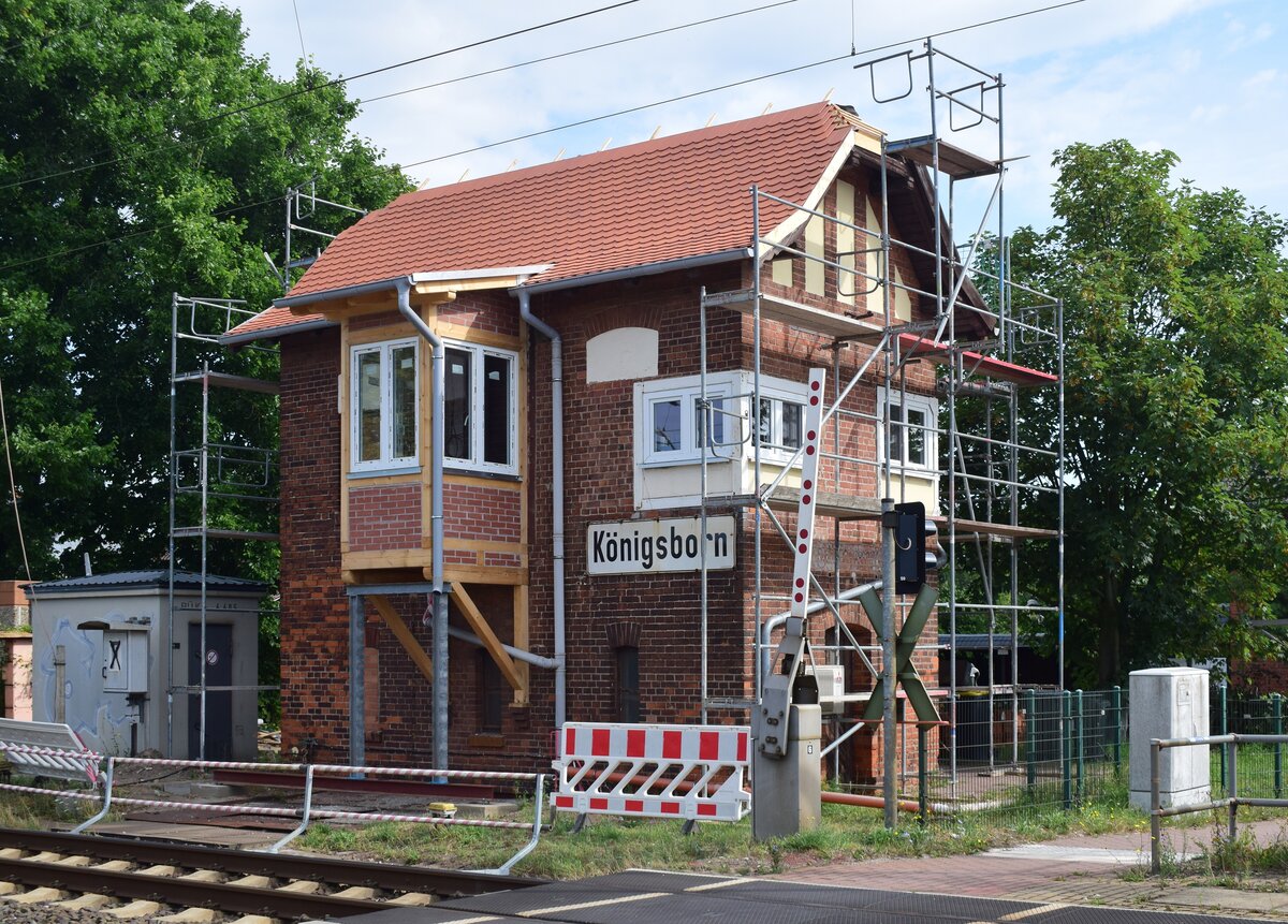 Im Sommer 2023 wurde das Stellwerk B2 in Königsborn saniert. Nachdem der Ausguck im Frühjahr absackte hat man diesen nun vollständig erneuert und auch das Dach neu gedeckt. 

Königsborn 19.07.2023