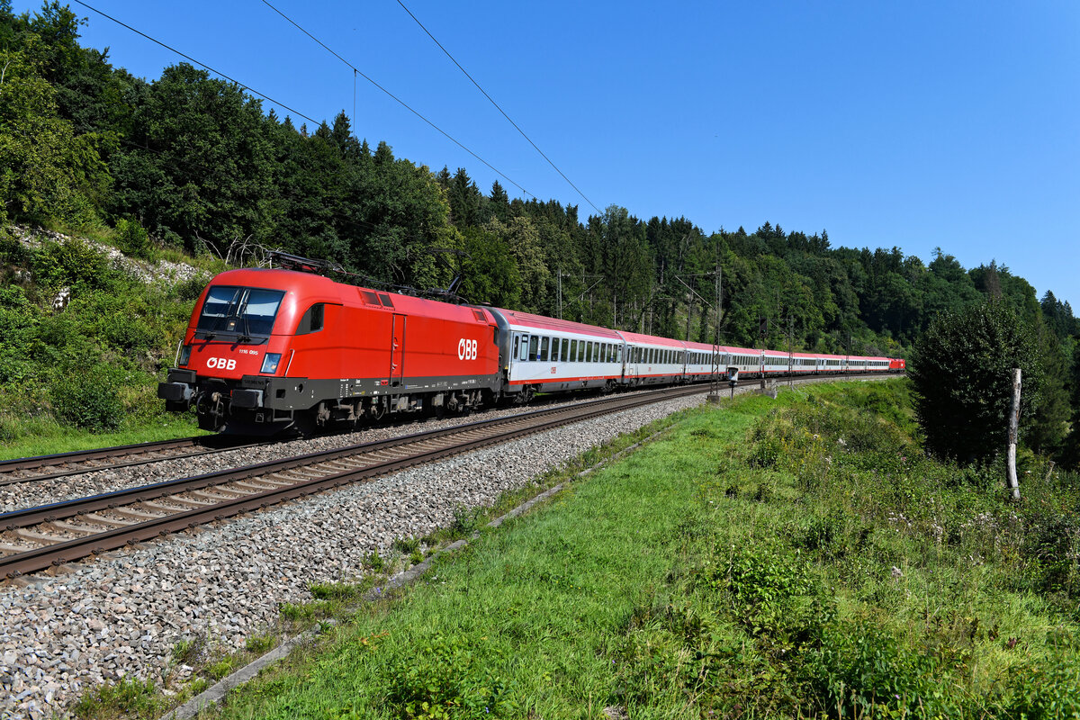 Im Sommer diesen Jahres war das Filstal wegen Bauarbeiten gesperrt. Dies führte dazu, dass die Züge zwischen Stuttgart und Augsburg großräumig umgeleitet werden mussten. So auch der EuroCity  Blauer Enzian  nach Klagenfurt, der von Frankfurt aus sogar den Weg über Würzburg nahm. So gelangte wieder etwas internationales Flair auf die KBS 910. Am 14. August 2021 konnte ich bei Gundelsheim die 1116.095 vor dem EC 113 aufnehmen. Der Zug verkehrt in der für ihn üblichen  Sandwich-Bespannung , am Zugschluss ist ein weiterer Taurus zu erkennen.