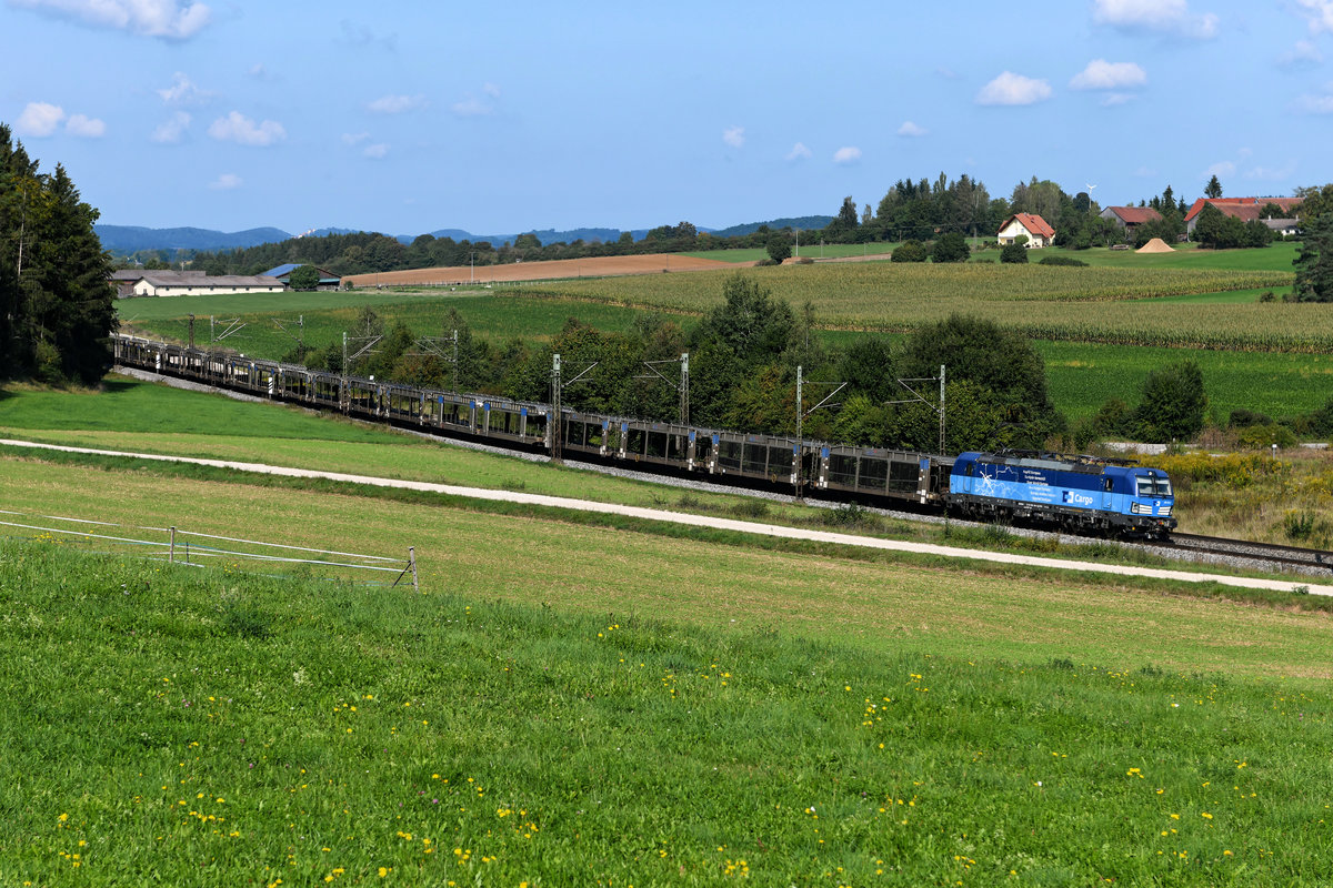Im Sommer und Herbst 2020 gab es auf der Donau-Achse zahlreiche umgeleitete Autotransportzüge zu beobachten, die von einem Vectron der ČD Cargo traktioniert wurden. Am 12. September 2020 konnte ich beispielsweise die 383 003 mit leeren BLG-Autotransportwagen bei Sinngrün in der Oberpfalz dokumentieren. 