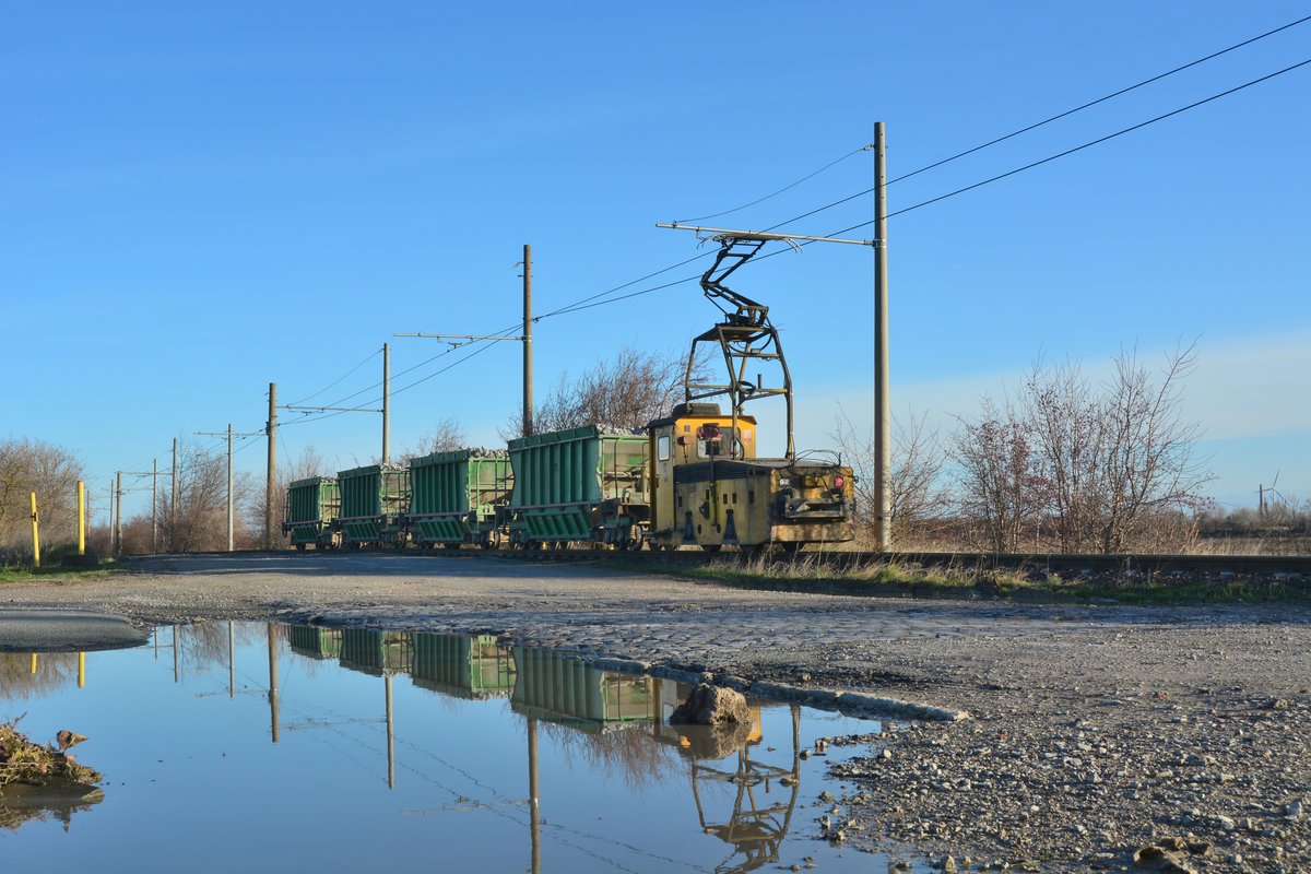 Im Sommer sah sie noch fast neu aus, kaum ein halbes Jahr später sieht man sie ihrer Arbeit an. Schon recht schmutzig rollt Lok 5 mit einem beladenen Sodazug in Richtung Sodawerk.

Staßfurt 11.01.2020