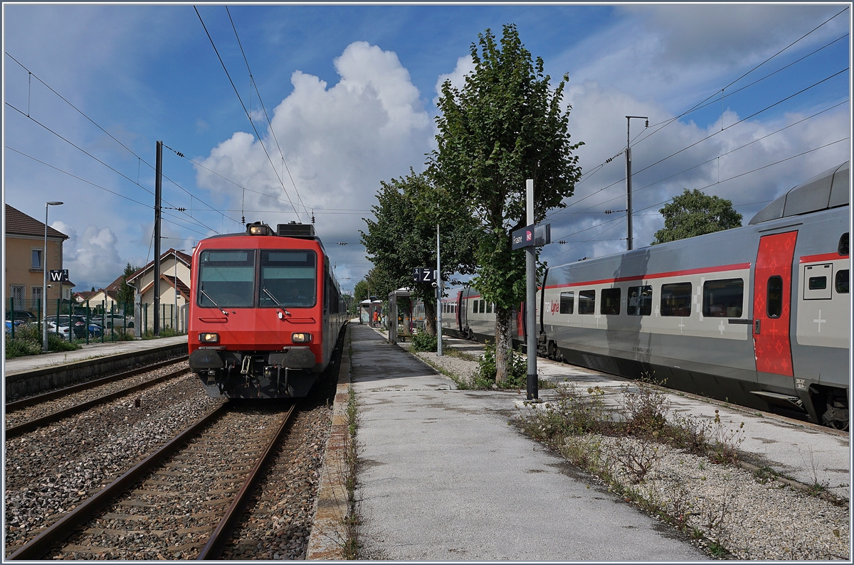 Im Sommer wartet der SBB NPZ RE nach Neuchâtel in Frasne auf Anschlussreisende des TGV Lyria, die ferienbedingt nicht sehr zahlreich ausfallen. 

13. August 2019