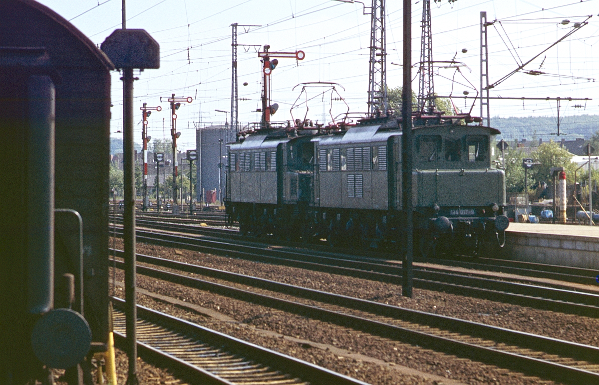 Im Sommerfahrplan 1979 gab es Mo-Do am Nachmittag planmig eine 104-Doppel-Lz von Rheine nach Mnster. Hier 104 021 + 104 017 am 6.8.1979 in Rheine.